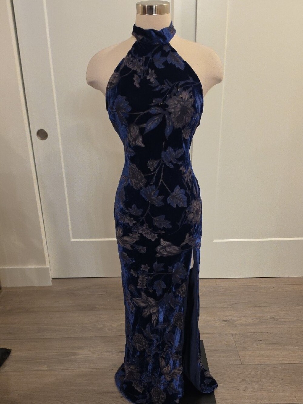 Lulu’s Navy Floral Velvet high neck Halter maxi Dress w/slit and open back SizeM - Picture 3 of 11